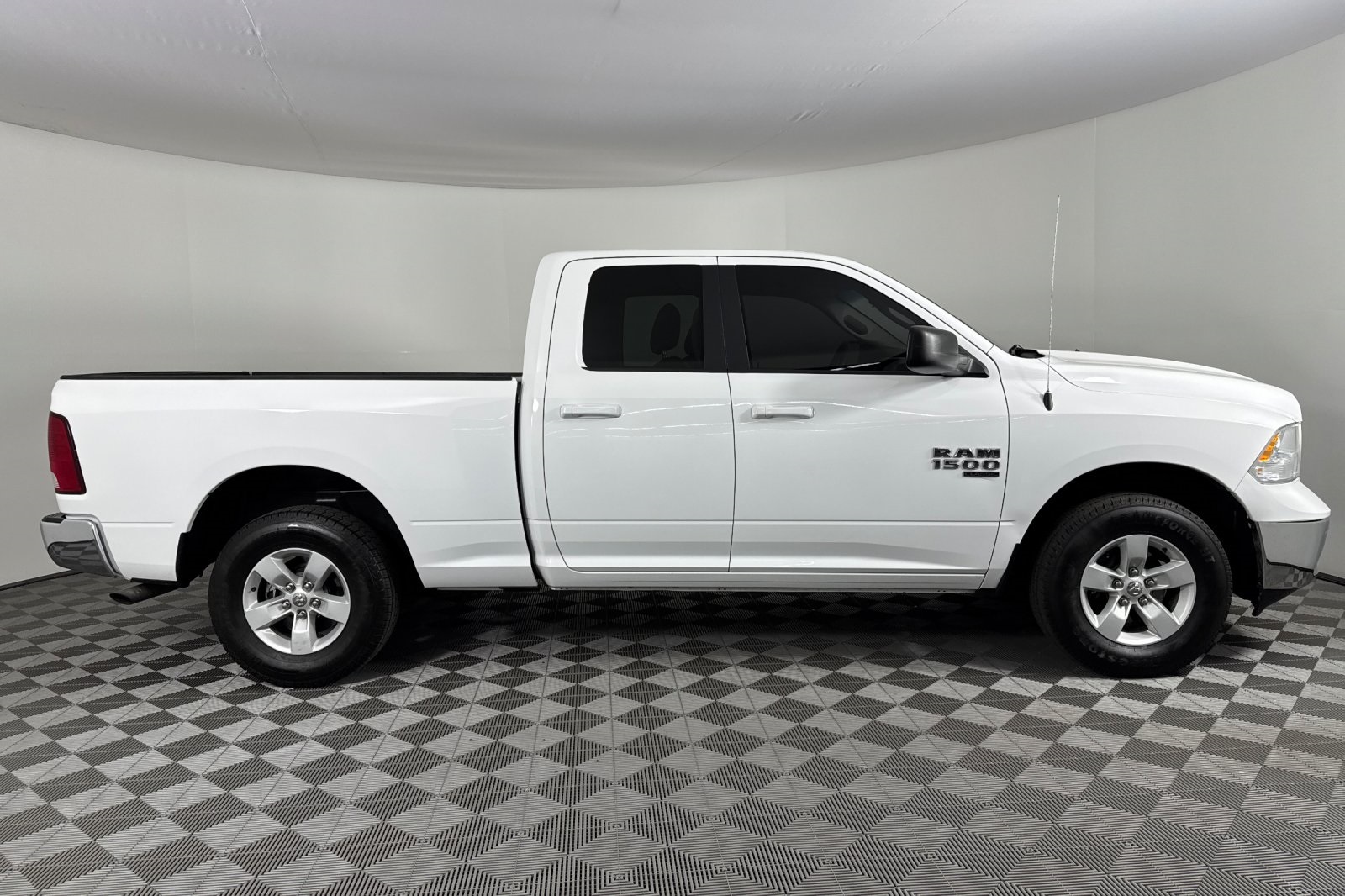 2020 Ram 1500 Classic SLT photo 3