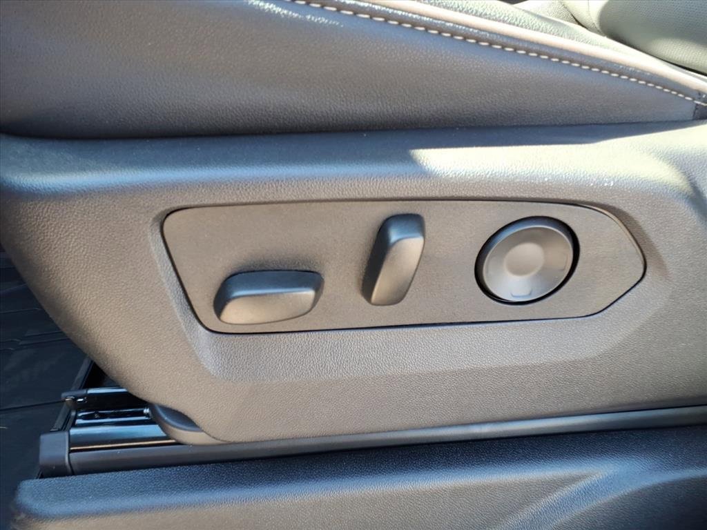 2025 Chevrolet Suburban Premier photo 4