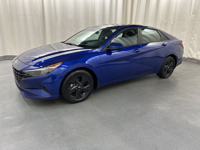 2023 Hyundai Elantra SEL photo 2