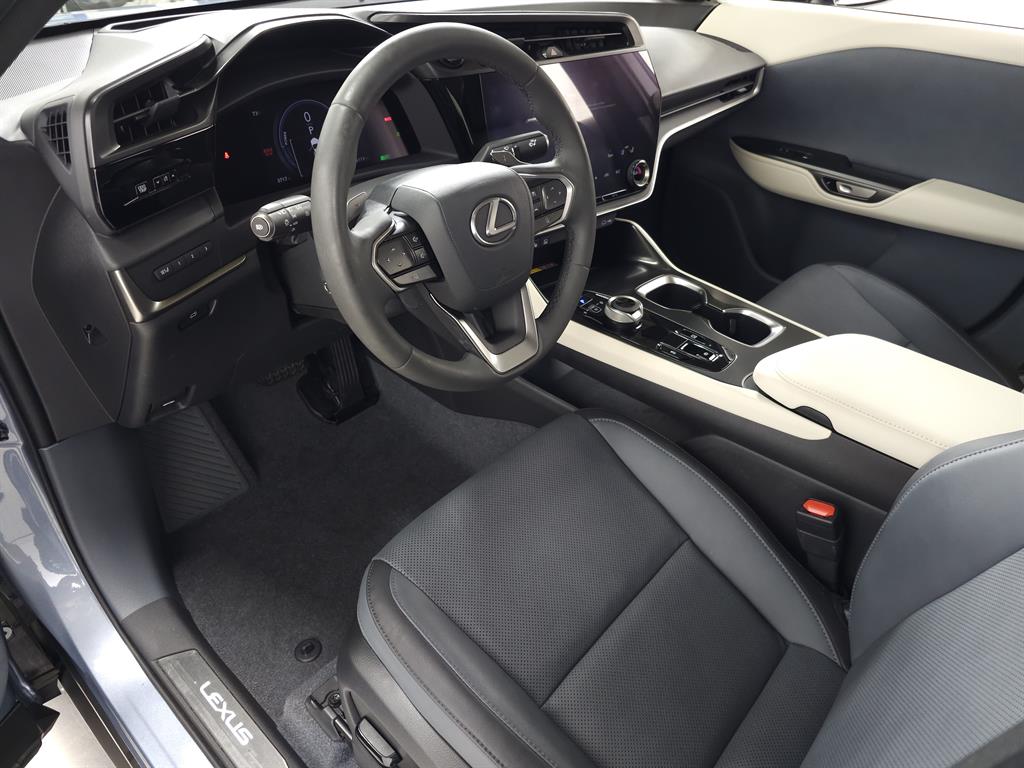 2023 Lexus RZ 450e photo 15