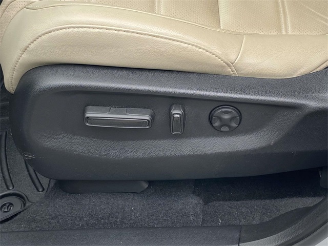 2022 Honda CR-V Hybrid Touring photo 11