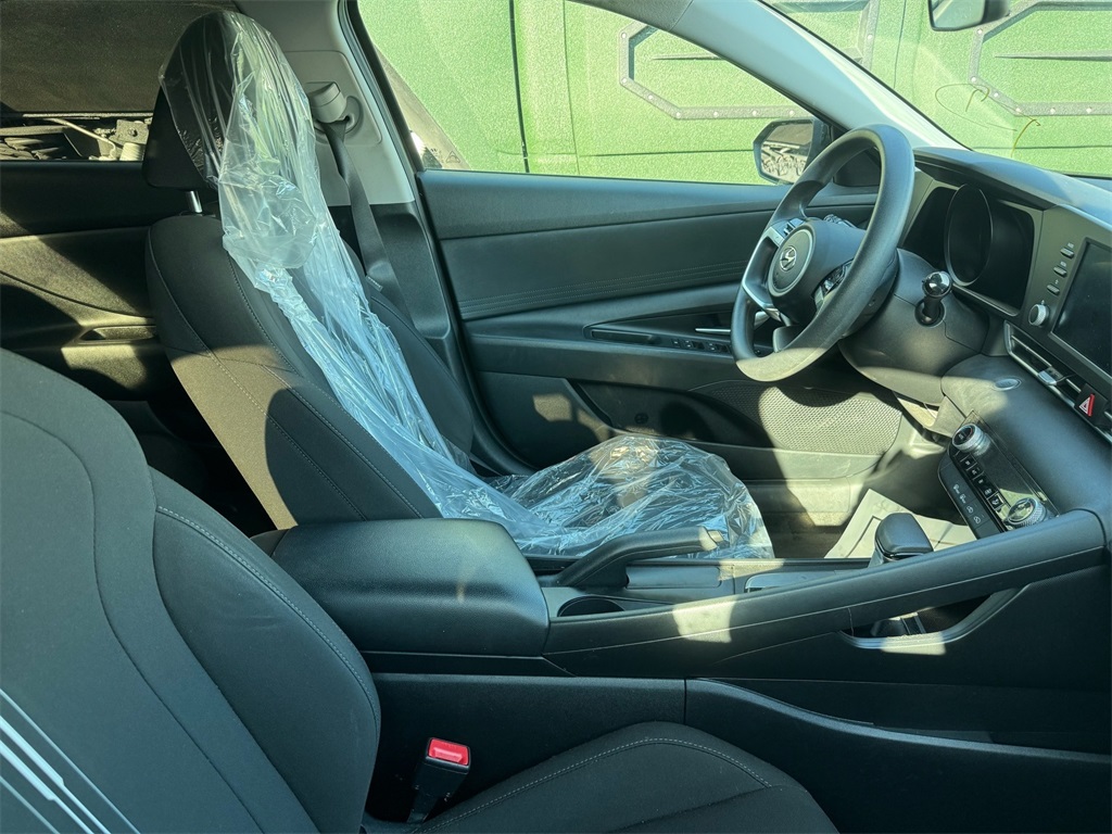 2021 Hyundai Elantra SEL photo 3