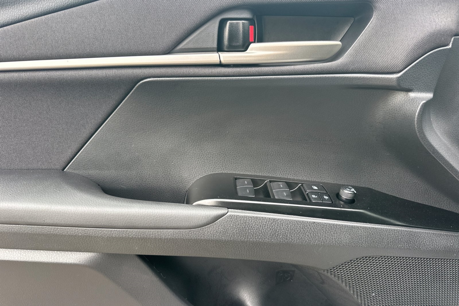 2025 Toyota Camry LE photo 9
