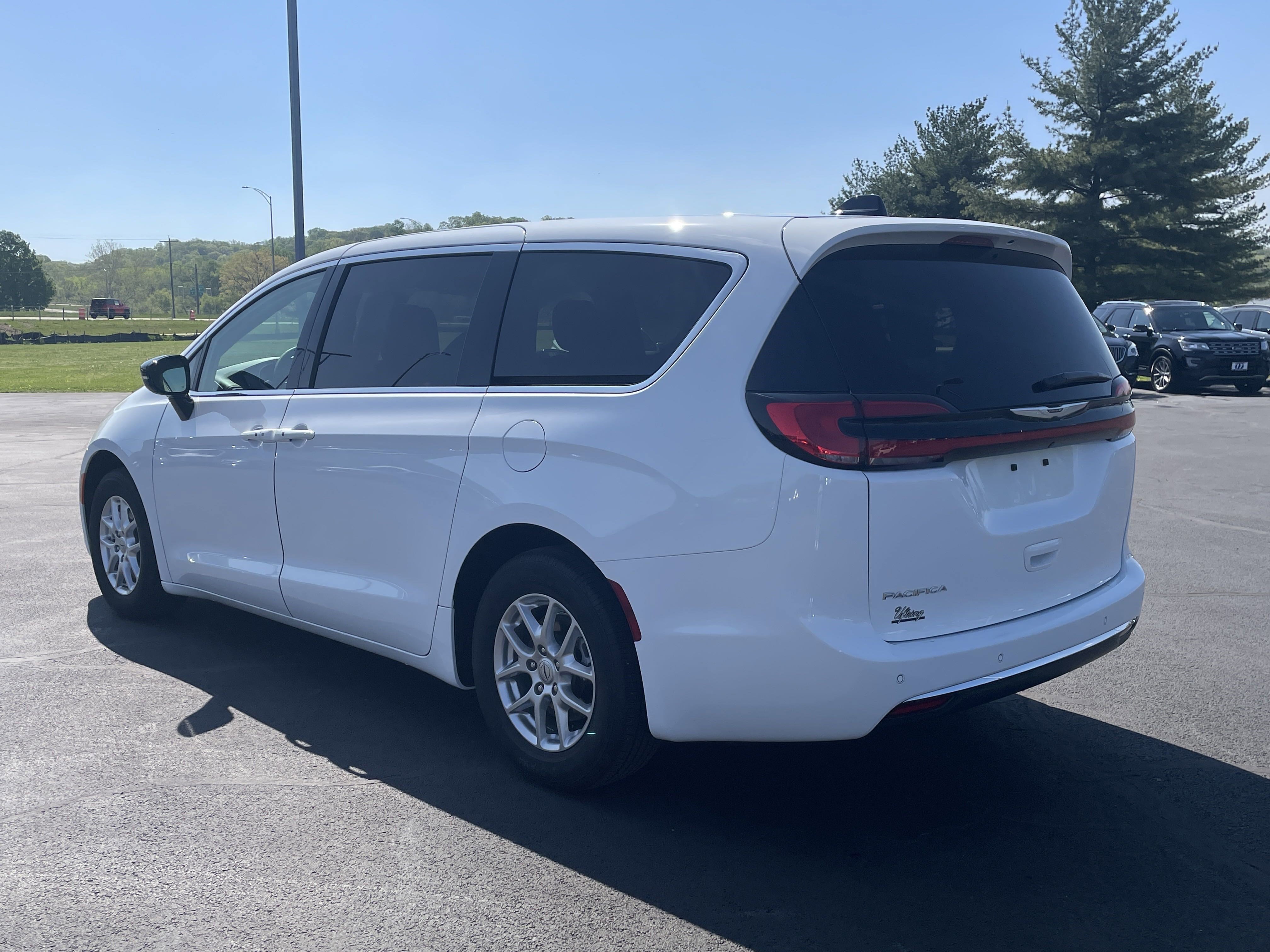 2024 Chrysler Pacifica Touring L photo 4