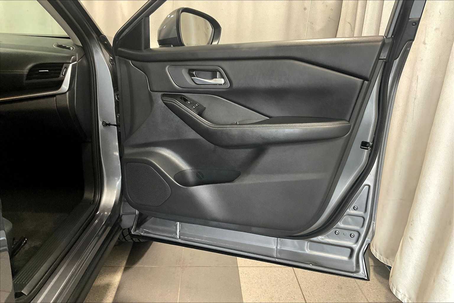 2024 Nissan Rogue SV photo 12