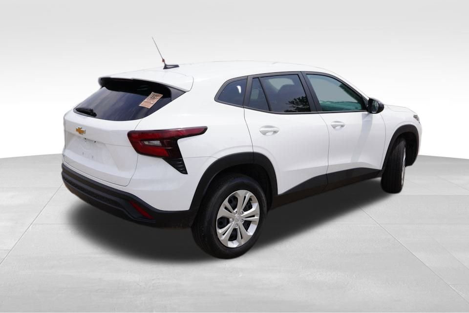 2025 Chevrolet Trax LS photo 3