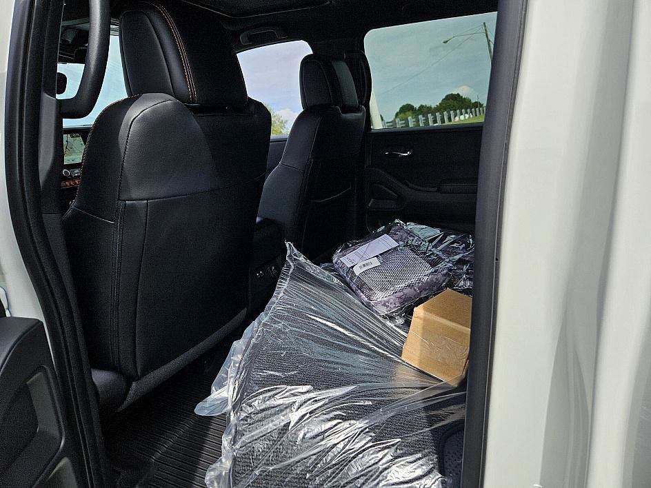 2025 Nissan Frontier Crew Cab PRO-4X photo 8