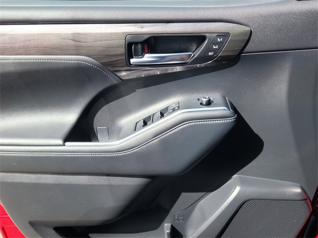2023 Toyota Highlander L photo 2