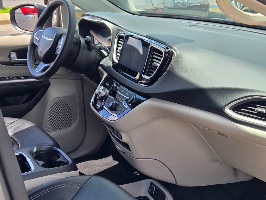 2023 Chrysler Pacifica Touring L photo 5