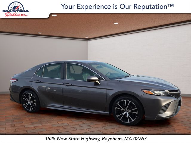 2019 Toyota Camry SE's photo