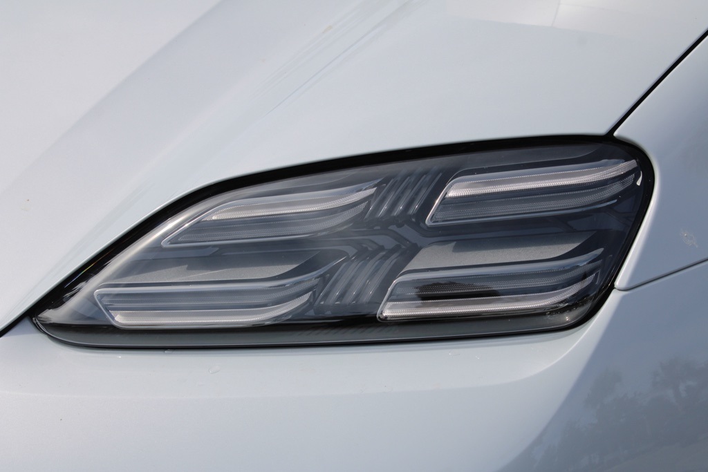 2024 Porsche Macan Electric 4 photo 11