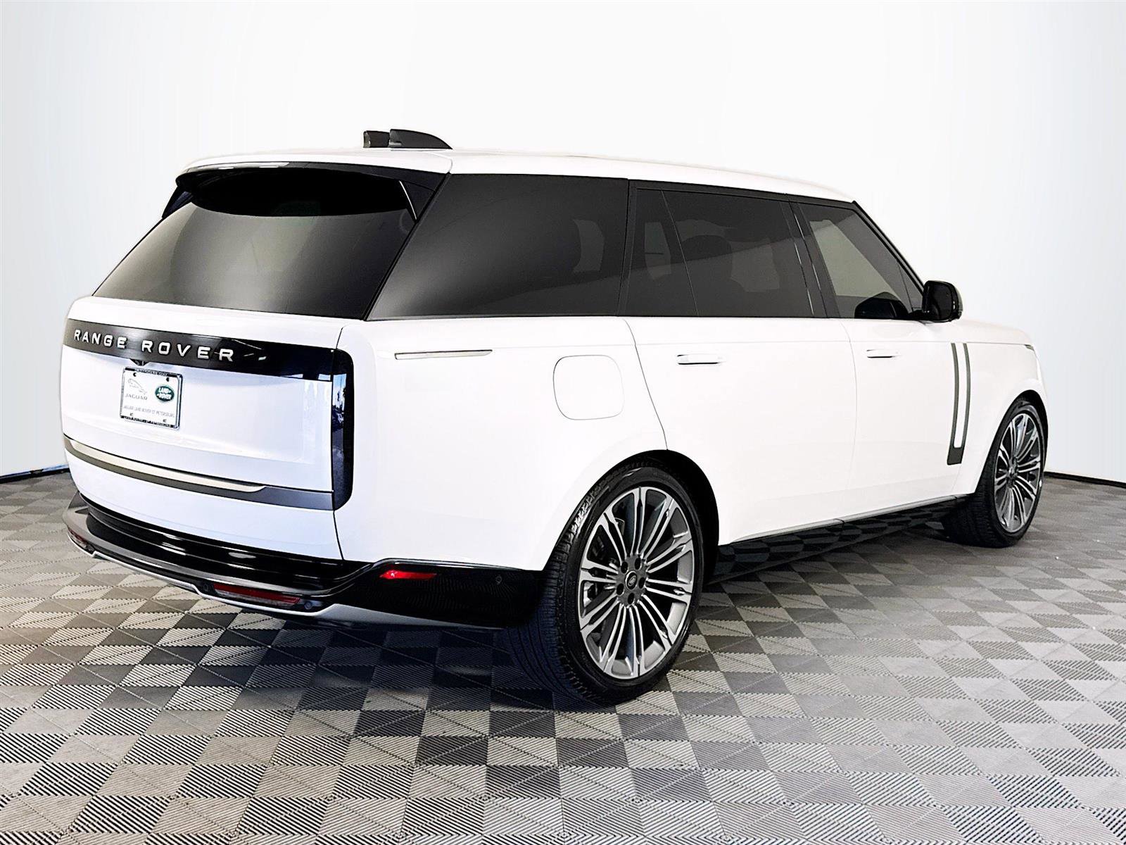 2024 Land Rover Range Rover SE photo 4