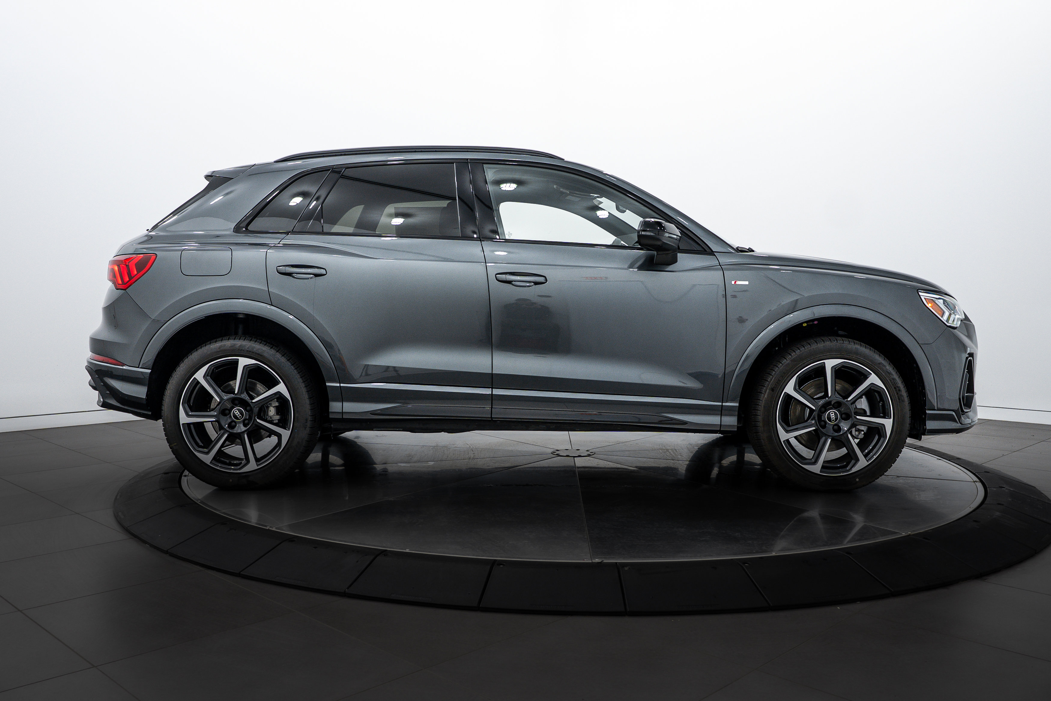 2025 Audi Q3 S line Premium Plus photo 3
