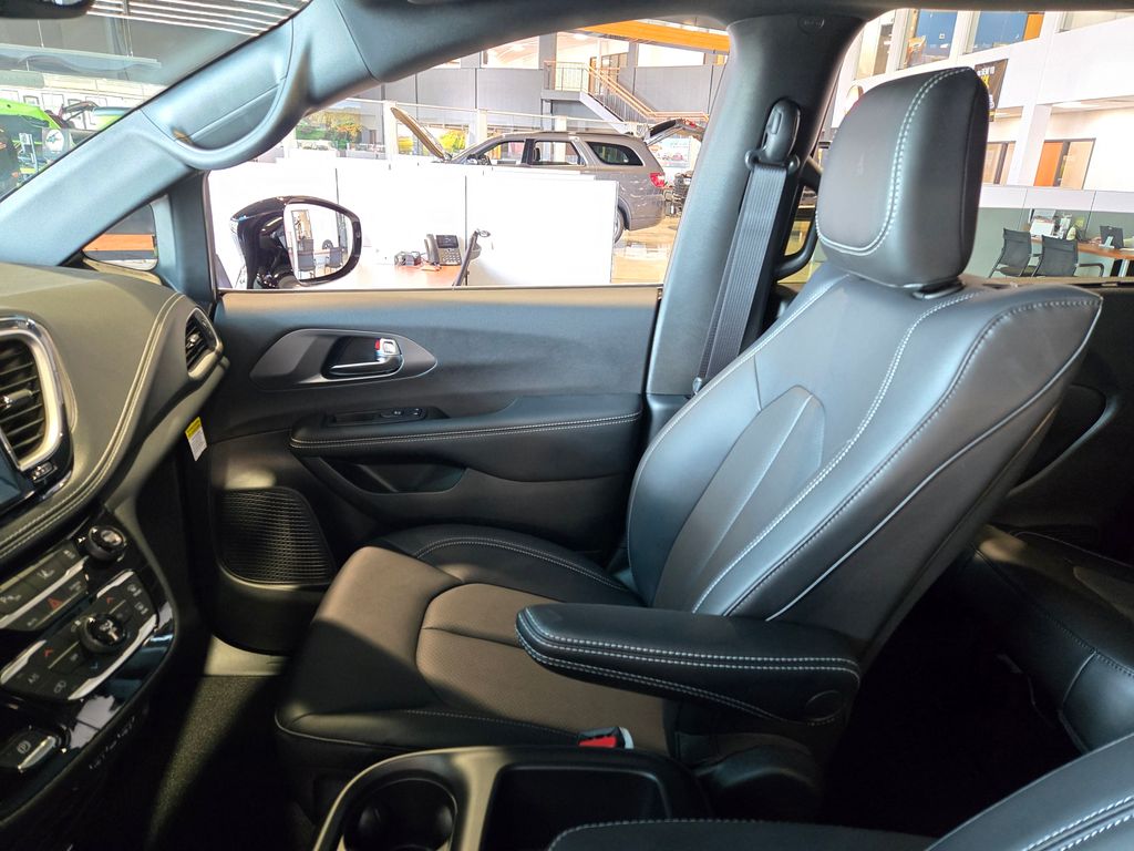 2025 Chrysler Pacifica photo 19
