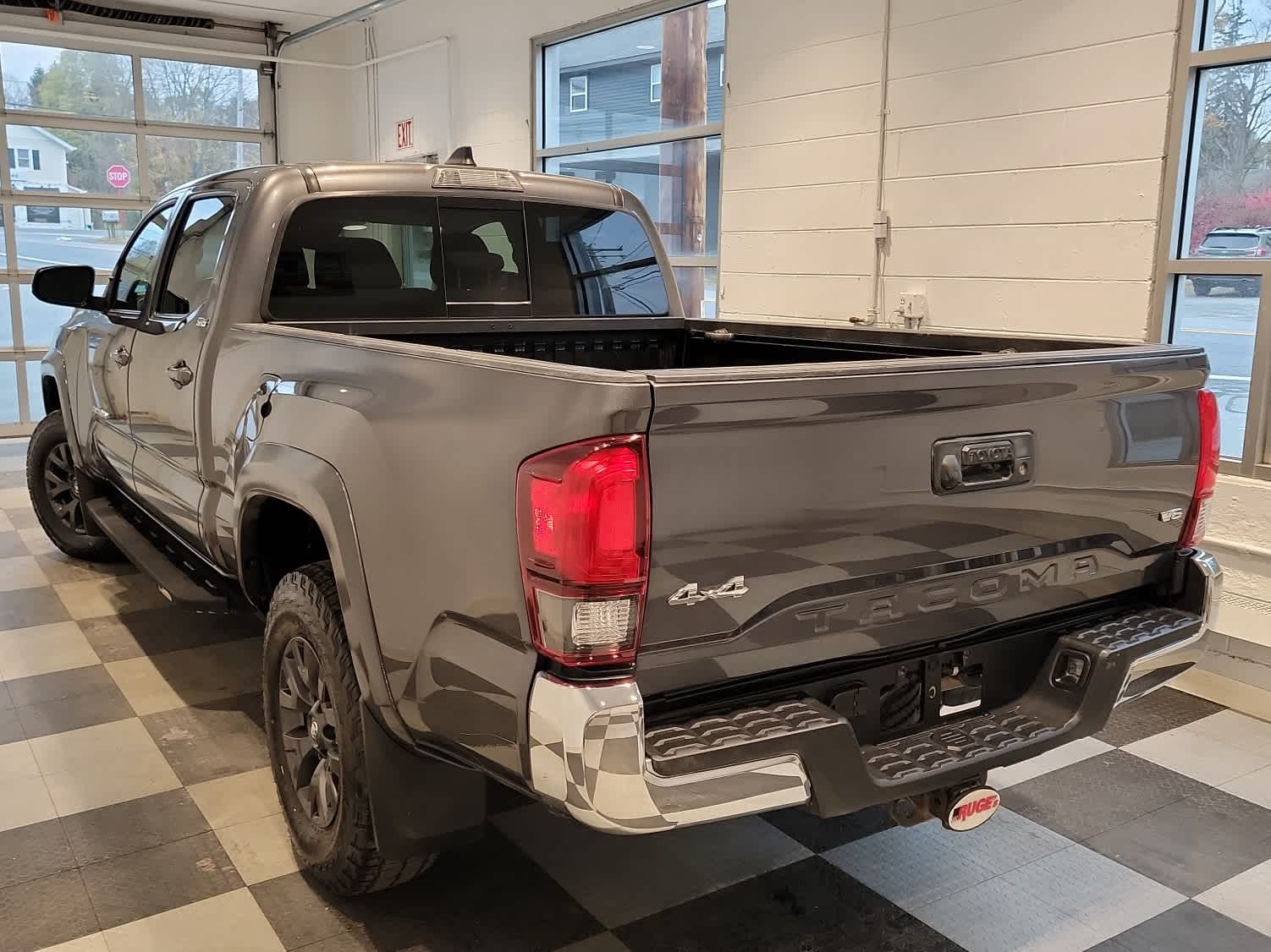 2022 Toyota Tacoma SR5 4x4 photo 2