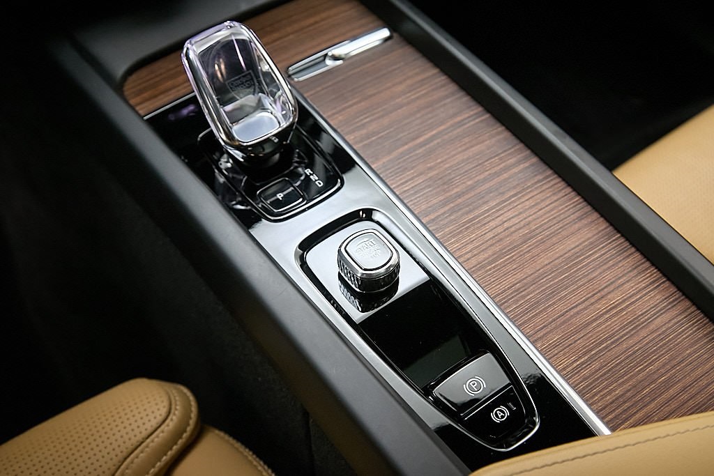 2023 VOLVO XC60 - Image 21