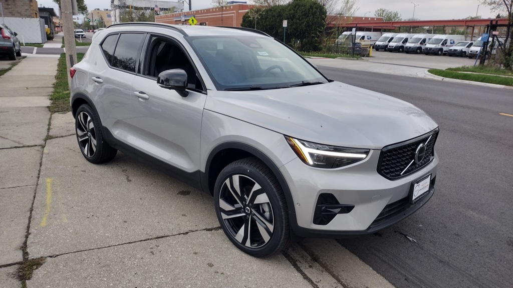2025 VOLVO XC40 - Image 3