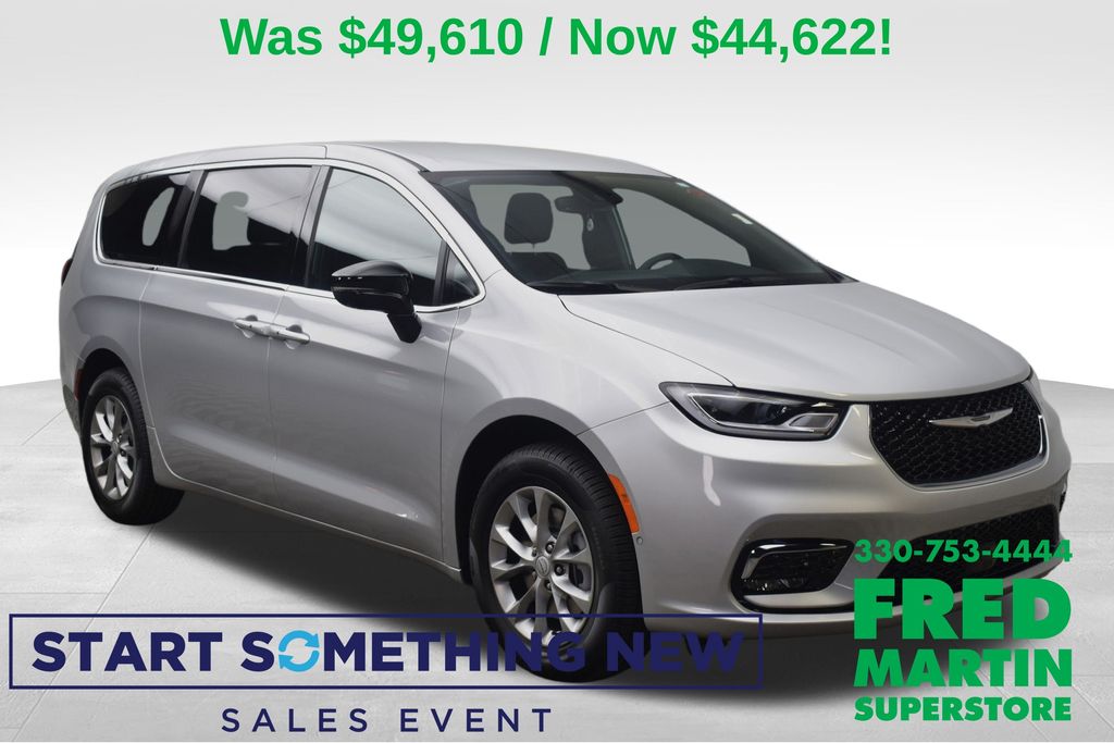 2026 Chrysler Pacifica Select's photo