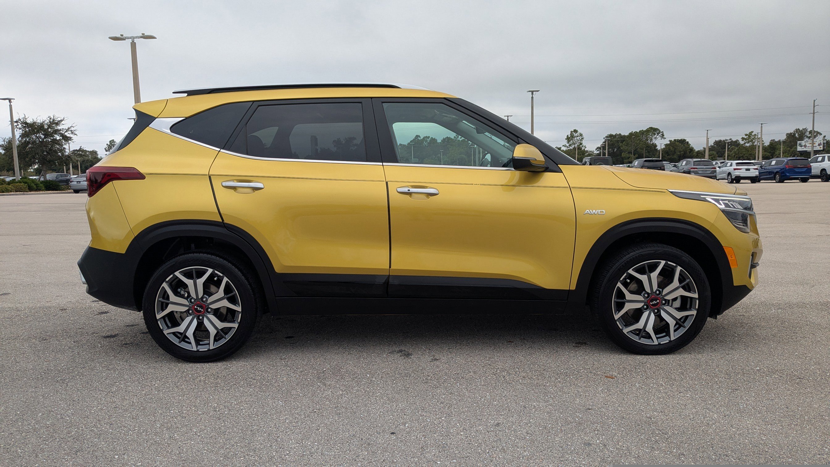2023 Kia Seltos SX photo 3