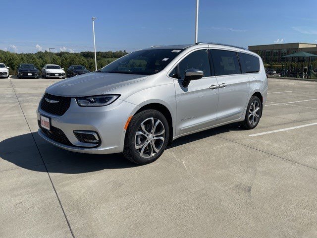 2026 Chrysler Pacifica Pinnacle's photo