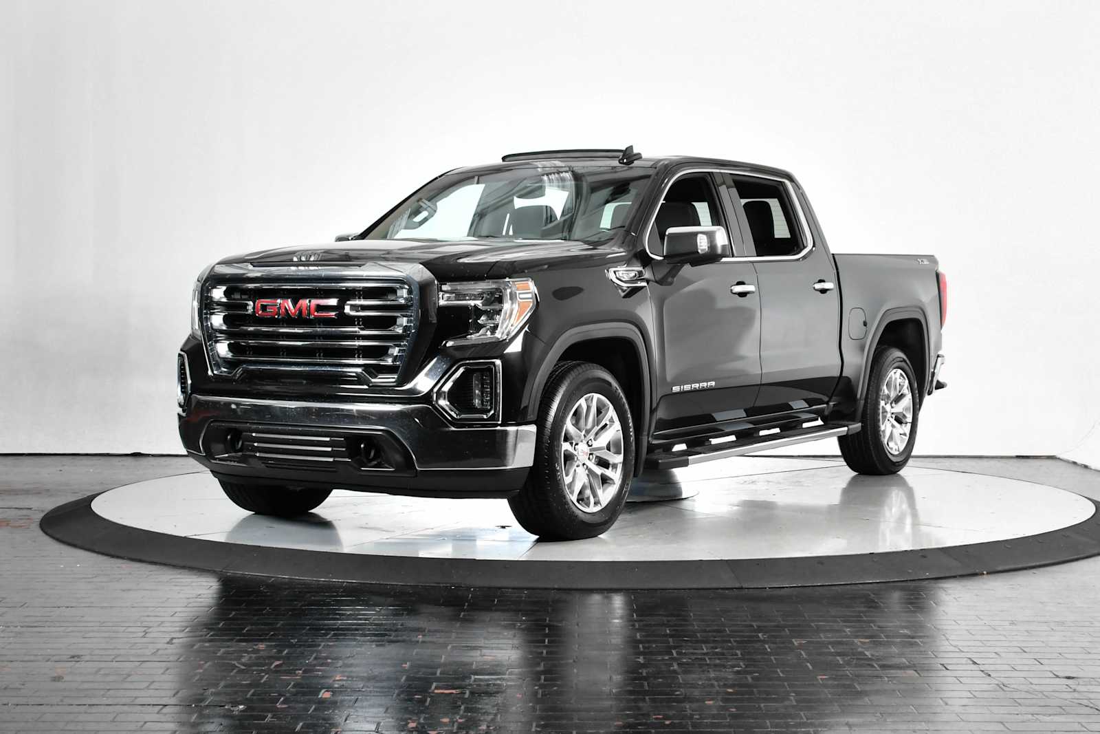 2019 GMC Sierra SLT's photo