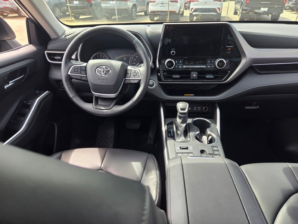 2024 Toyota Highlander LE photo 17