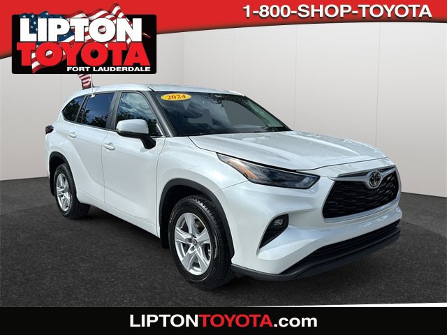 2024 Toyota Highlander LE's photo