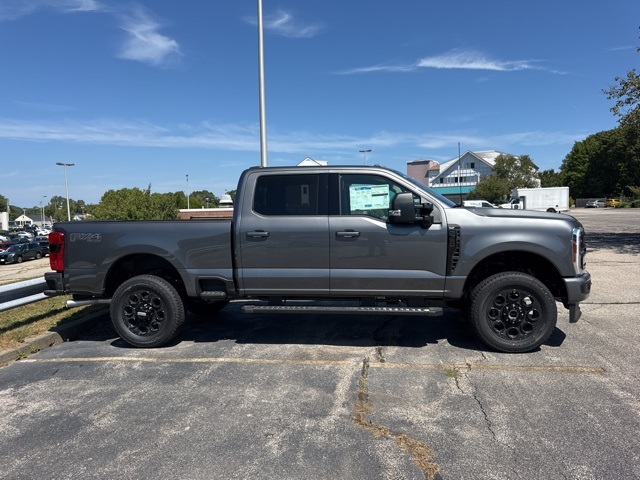 2025 Ford F-350 XLT photo 2
