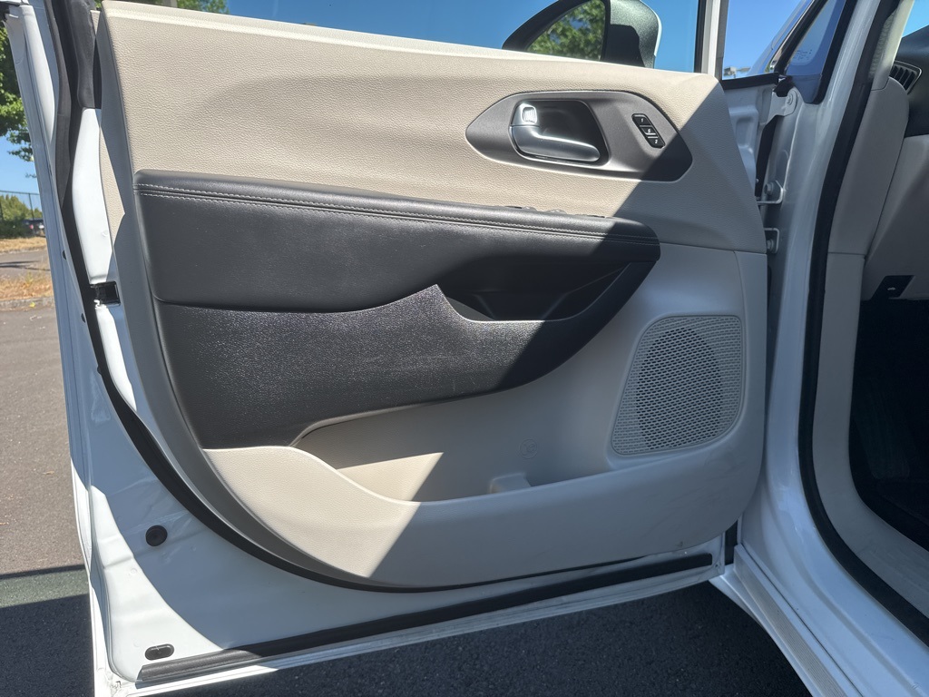 2023 Chrysler Pacifica Touring L photo 12