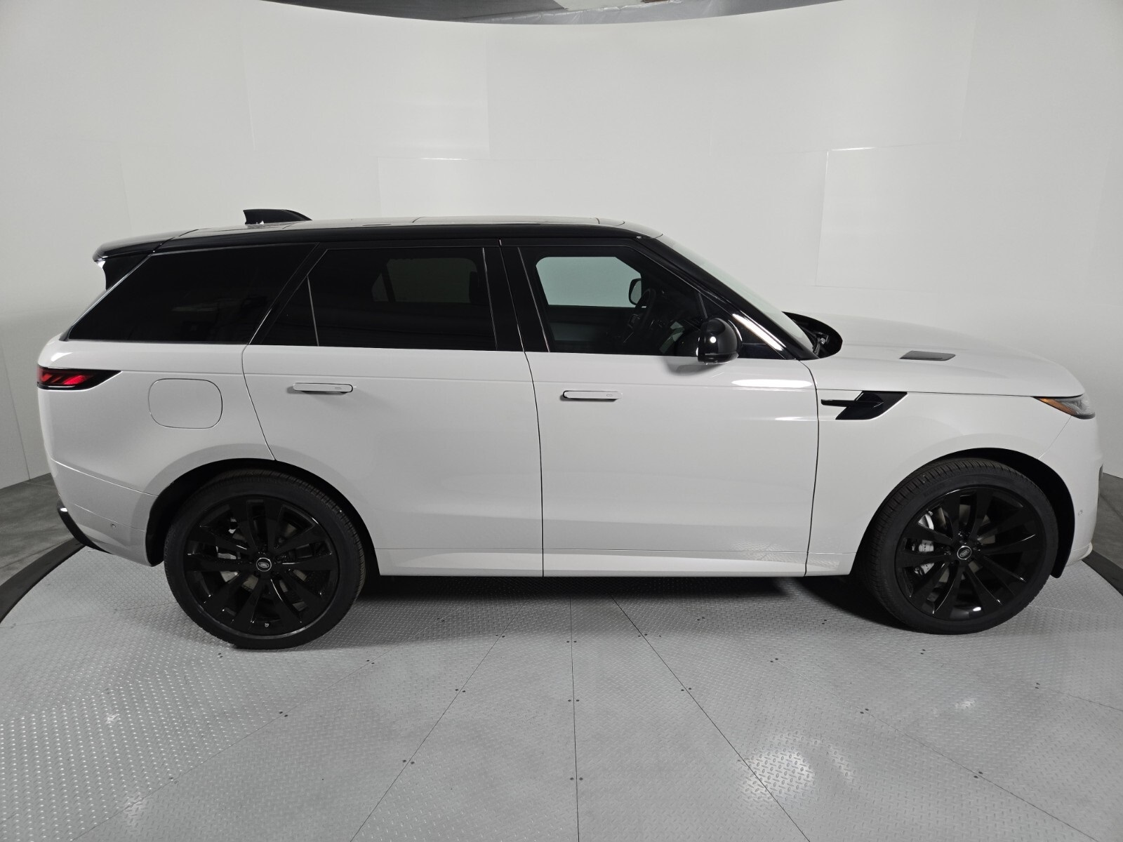 2025 Land Rover Range Rover Sport SE photo 14