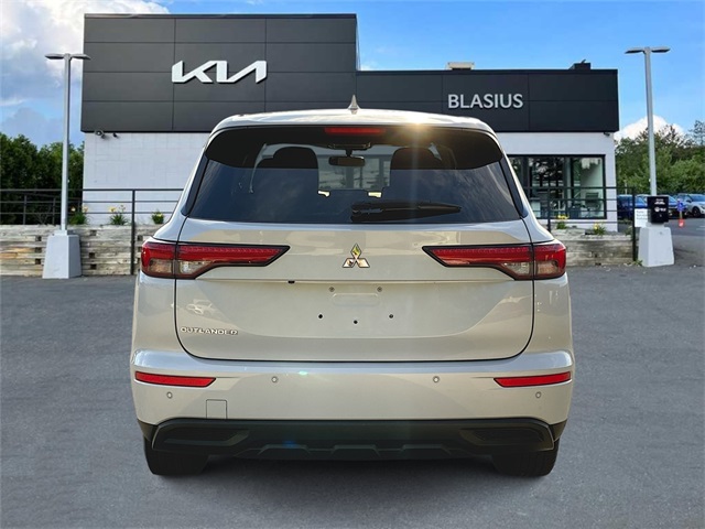 2023 Mitsubishi Outlander ES photo 3