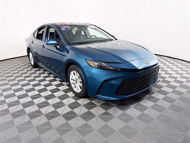 2025 Toyota Camry LE's photo