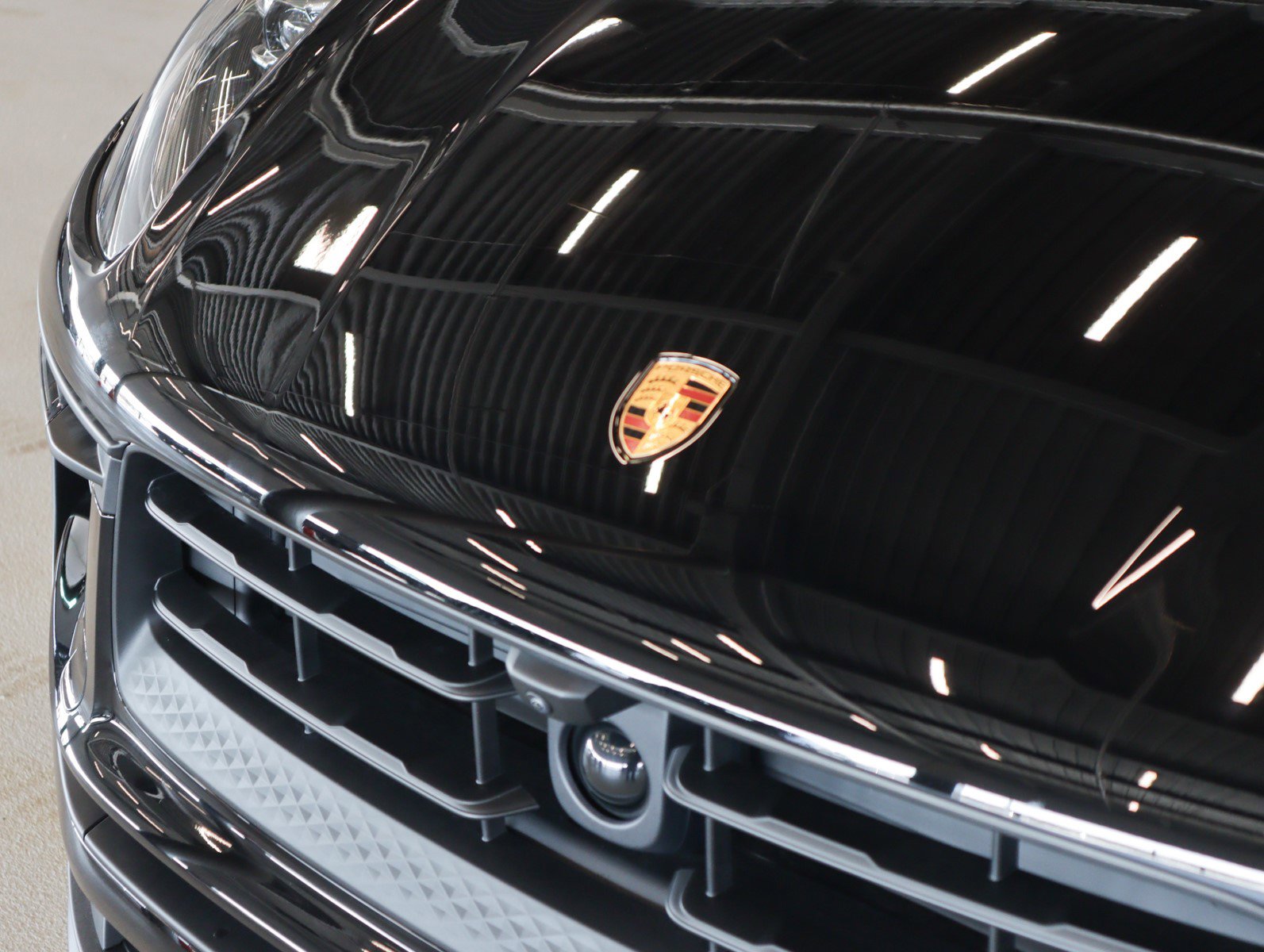 2025 Porsche Macan T photo 28
