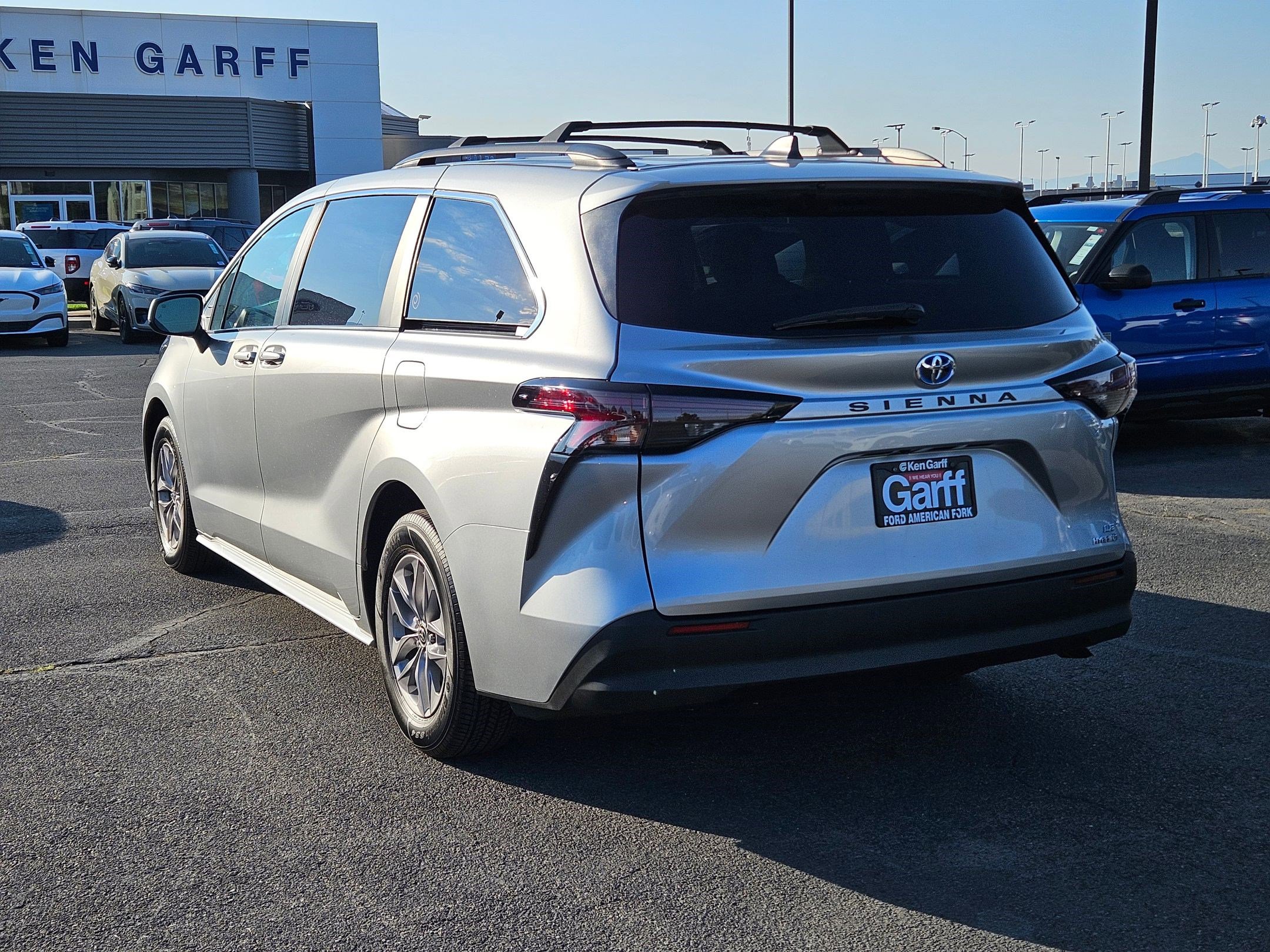 2023 Toyota Sienna LE photo 5