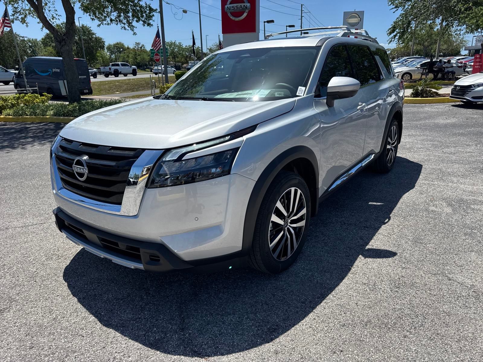2025 Nissan Pathfinder Platinum photo 2