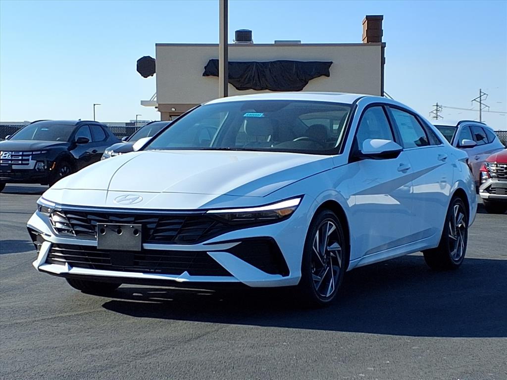 2025 Hyundai Elantra Limited photo 13