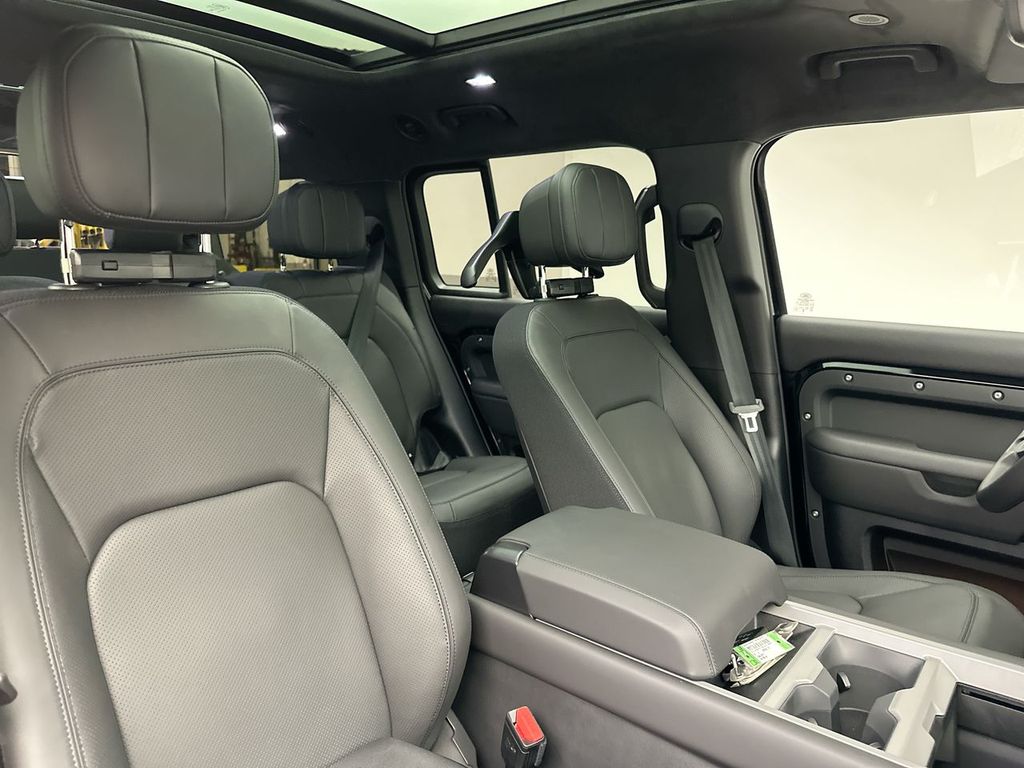 2025 Land Rover Defender 130 V8 photo 4