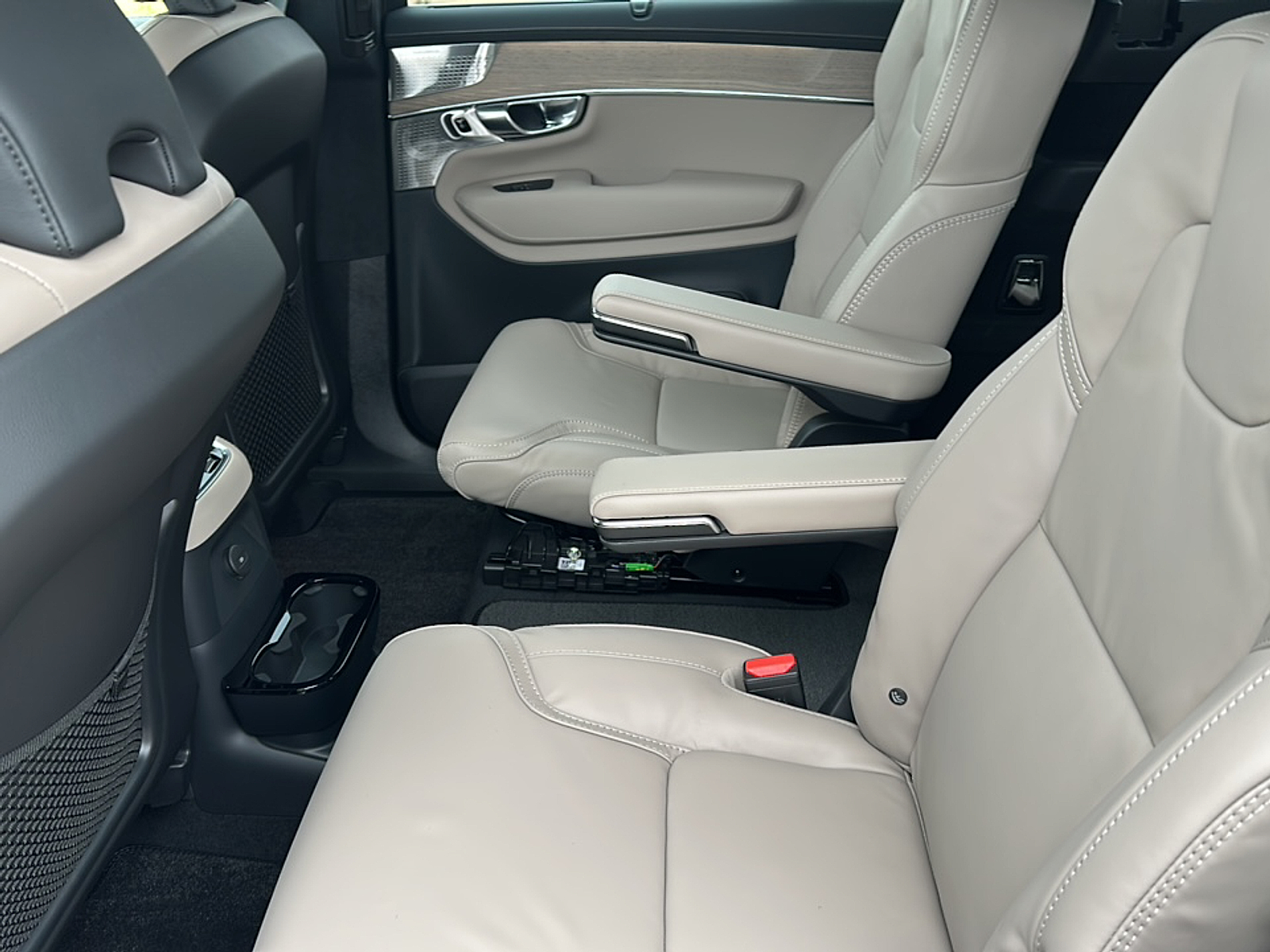 2025 Volvo XC90 T8 AWD photo 9