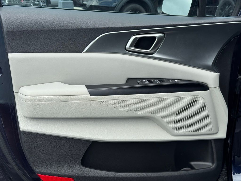 2023 Kia Carnival LX photo 13