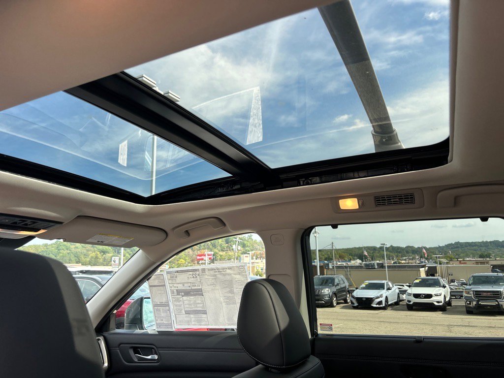 2025 Nissan Pathfinder Platinum photo 3