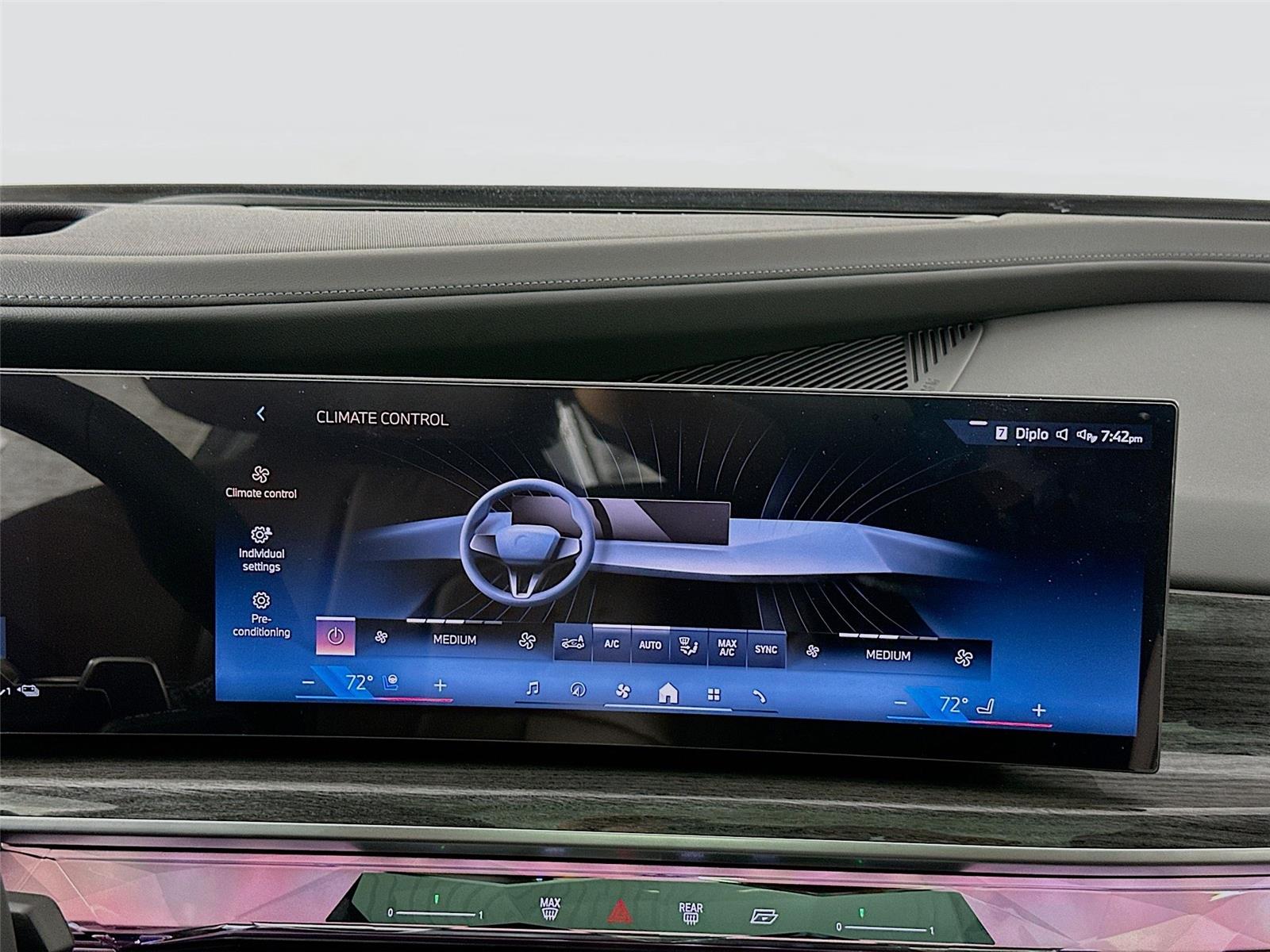 2026 Bmw 750e photo 14