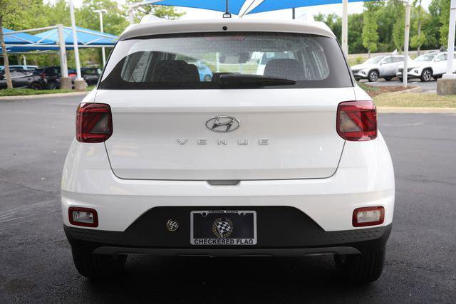2025 Hyundai Venue SEL photo 2