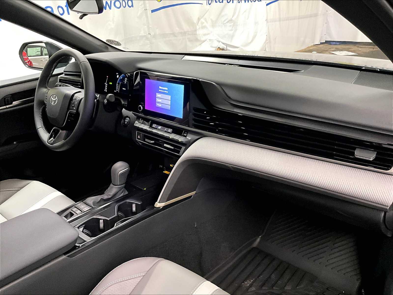 2025 Toyota Camry SE photo 9