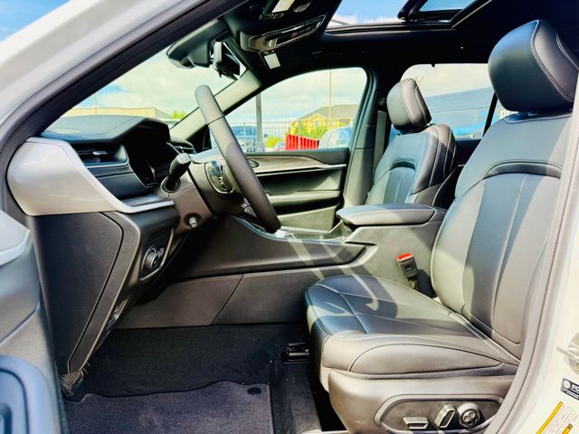 2025 Jeep Grand Cherokee Limited photo 6