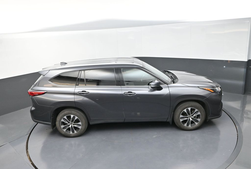 2022 Toyota Highlander XLE photo 16