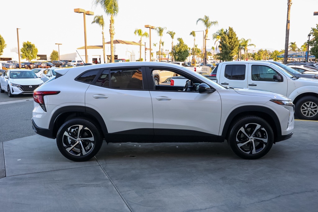 2024 Chevrolet Trax photo 2