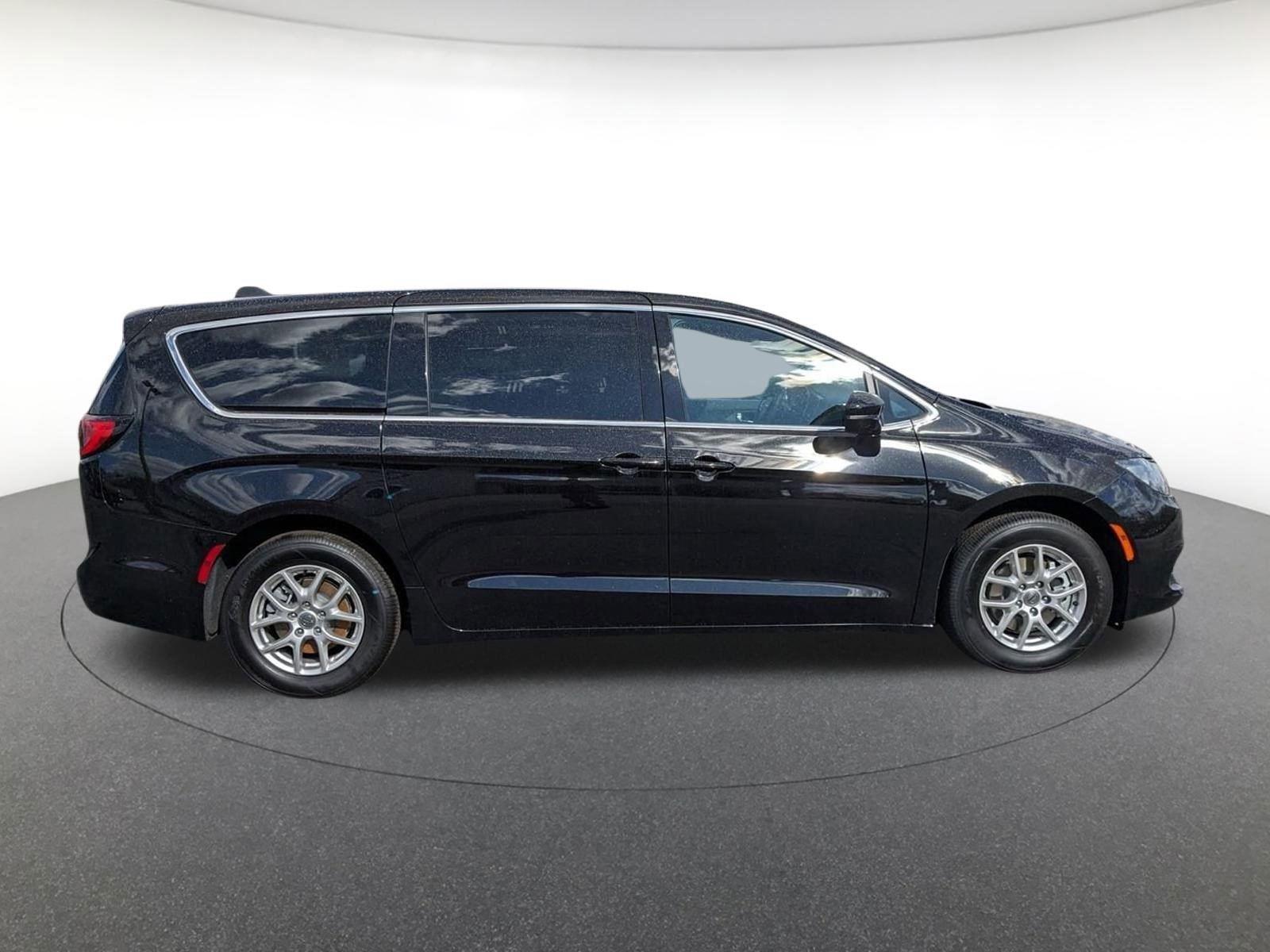 2025 Chrysler Voyager LX photo 2