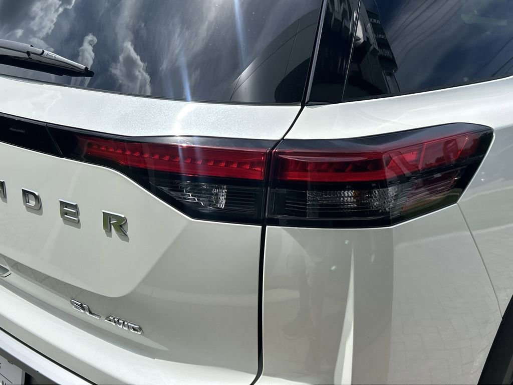 2024 Nissan Pathfinder SL photo 9