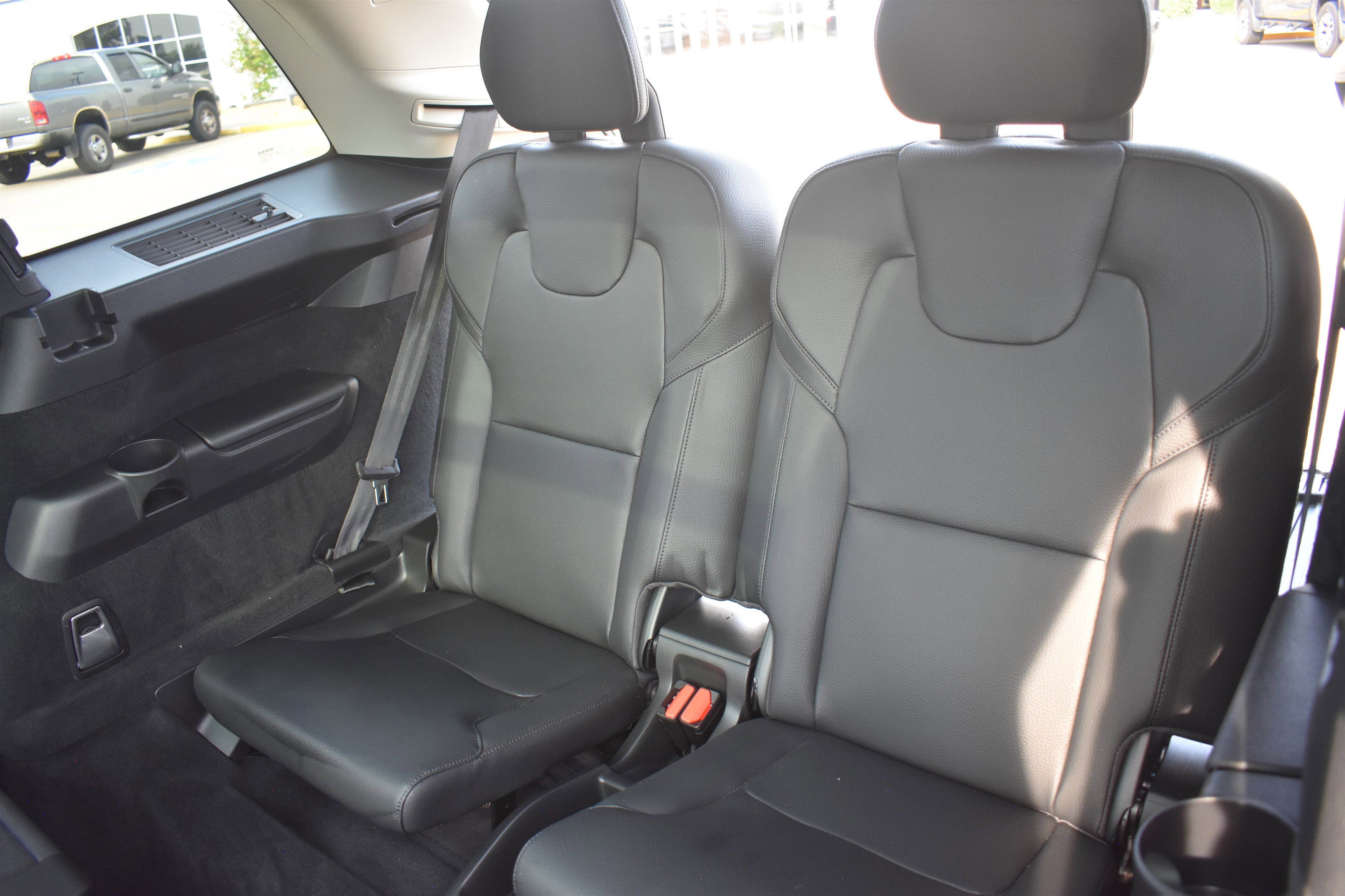 2022 Volvo XC90 T6 Momentum AWD photo 6