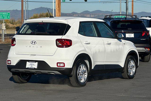 2026 Hyundai Venue SE photo 2